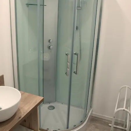 Aux Portes De *